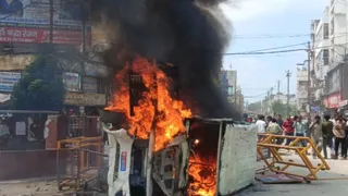 पुलिसकर्मी और बंदी घायल