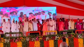 मंच से हाथ हिलाकर अभिवादन करते सीएम योगी।