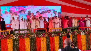 मंच से मुख्यमंत्री ने भीड़ का हाथ हिलाकर किया अभिवादन किया।