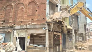 वाराणसी दालमंडी में सड़क चौड़ीकरण के लिए दस भवनों पर चला बुलडोजर।
