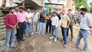 शिक्षा मंत्री के इस्तीफे पर छात्रों ने बांटी मिठाई।