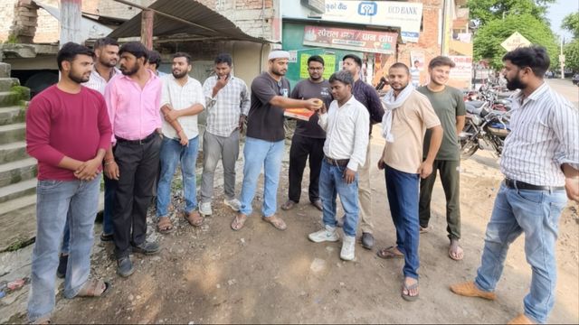 शिक्षा मंत्री धर्मेंद्र प्रधान के इस्तीफे पर छात्रों में खुशी की लहर, अमेठी में लोगों ने बांटी मिठाई 
