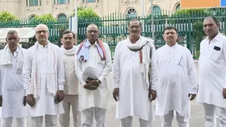 आबादी भूखंड के मांग को लेकर लखनऊ पहुंचे क्षेत्र के किसान। सौ- किसान