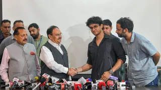 धर्मेंद्र प्रधान के इस्तीफे के बाद कॉकरोच जनता पार्टी (CJP) और सरकार के बीच तीसरे दौर की बैठक शुरू हो गई है। फाइल फोटो