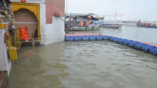 काशी में गंगा का जलस्तर बढ़ा, घाटों पर बाढ़ जैसे हालात और सुरक्षा कड़ी।