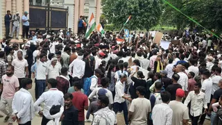 गाजीपुर में भर्ती सुधार और शिक्षा मंत्री के इस्तीफे की मांग को लेकर छात्रों का प्रदर्शन।