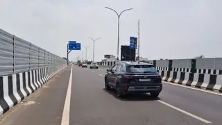 लखनऊ-कानपुर एक्सप्रेसवे से गुजरते वाहन।
