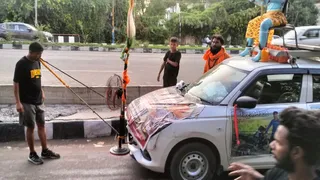 हरिद्वार से करीब 12 क्विंटल वजन की कार को दांतों से खींचते मेरठ पहुंचे नरेंद्र।