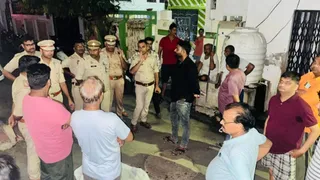 घटनास्थल पर मौजूद पुलिसकर्मी और स्थानीय लोग। जागरण कार से बछड़े को कुचलने की घटना सीसी कैमरे में कैद। जागरण
