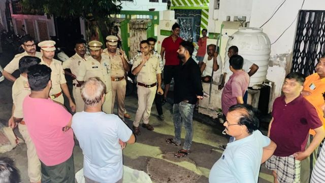 लखनऊ में सड़क पर बैठे बछड़े पर चढ़ाई कार, पांच मीटर तक घसीटा; मौत