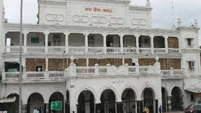 लखनऊ नगर निगम के दस अफसरों का वेतन रोका, शिकायतों के निस्तारण में लापरवाही पड़ी भारी