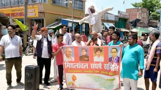 घोघरडीहा के स्टेशन चौक स्थित विद्यापति गोलंबर के समीप प्रदर्शनकारियों ने की नारेबाजी।