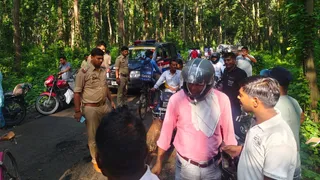 जाम खोलवाने का प्रयास करती पुलिस। जागरण