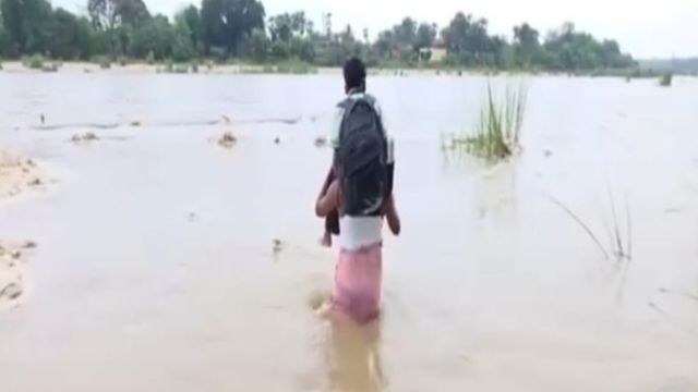 पिता के कंधे पर बचपन, सामने ढाढर का पानी... हर बरसात नवादा के ग्रामीणों की यही अग्निपरीक्षा
