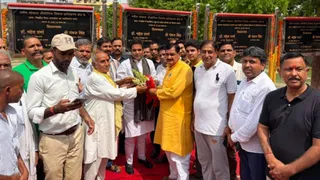 गिझोड़ गांव में आयोजित शिलान्यास समारोह में विधायक पंकज सिंह का स्वागत करते ग्रामीण। सौ. कार्यकर्ता