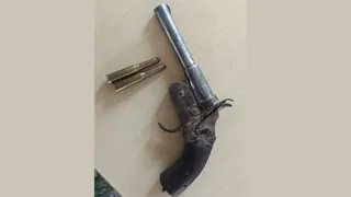 बरामद पिस्तौल। फोटो जागरण