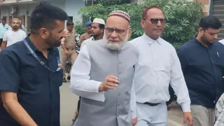 सीजेएम कोर्ट से आते दिल्ली की जामा मस्जिद के पूर्व शाही इमाम सैय्यद अहमद बुखारी l जागरण