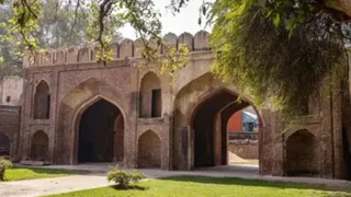 शाहजहानाबाद की प्राचीन दीवार (कश्मीरी गेट) जिसने सदियों से सल्तनतों को बनते- बिगड़ते देखा। फोटो: आर्काइव
