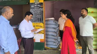खाद बिक्री में अनियमितता पर दो उर्वरक विक्रेताओं के लाइसेंस निलंबित।