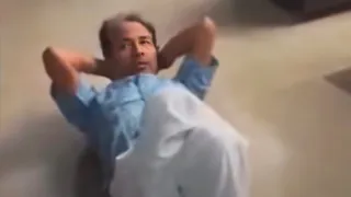 सफदरजंग अस्पताल के फर्श पर लेटे सोनम वांगचुक। (वीडियो ग्रैब)