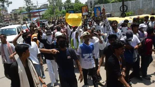झंडा फहराकर जीत का मनाया जश्न