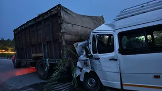 बिजनौर में हाईवे किनारे खड़ी ट्रॉली से टकराने से क्षतिग्रस्त ट्रैवलर। जागरण
