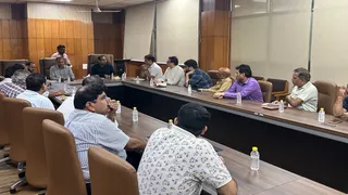 पीपीडीसी स्पोर्ट्स गुड्स काम्प्लेक्स में आयोजित बैठक में उपस्थित यूपीसीडा के अधिकारी व उद्यमी। सौ. उद्यमी