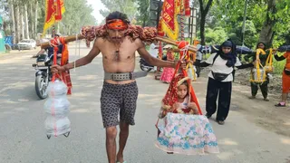 पुरकाजी से कांवड़ लेकर गुजरता हुआ संजीव कांवड़िया। जागरण