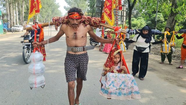 पालकी में बेटियां, कांधे पर गंगाजल... अलख बेटी पढ़ाओ-बेटी बचाओ की
