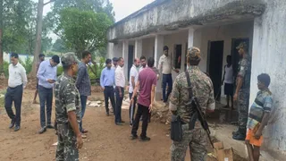 सोना-सोबरन विधालय का निरीक्षण करते डीसी व अन्य।