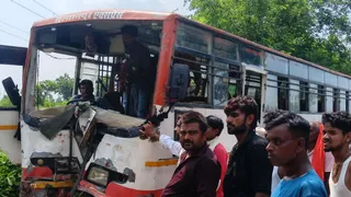 अनियंत्रित बस सड़क किनारे बने डिवाइडर से जा टकराई।