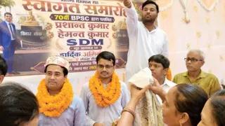 नगरवासियों ने फूल-मालाओं और पाग पहनाकर दोनों का अभिनंदन किया। फोटो: जागरण