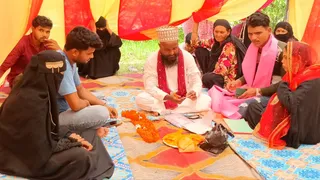 मुहल्ला सिविल लाइन स्थित माया होटल में सामूहिक विवाह में निकाह पढ़ाते काजी। जागरण