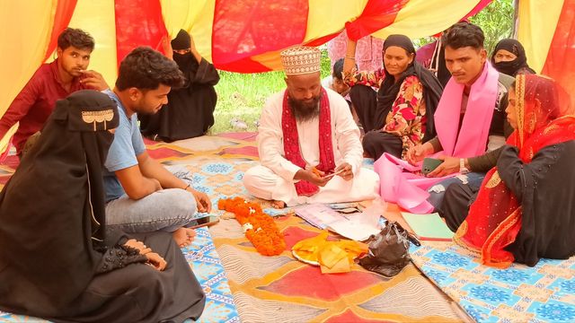 तीन बेटियों की शादी में लिया था कर्ज, छोटी की नहीं करनी पड़ी चिंता, बलरामपुर में 64 जोड़ों का विवाह
