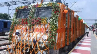 11 वर्ष बाद कासगंज-लखनऊ के बीच दौड़ी ट्रेन।