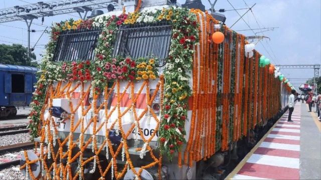 कासगंज-लखनऊ के बीच 11 साल बाद दौड़ी ट्रेन, बरेली के लोगों को भी मिलेगा फायदा
