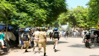 भीड़ को खदेड़ती पुलिस। फोटो जागरण