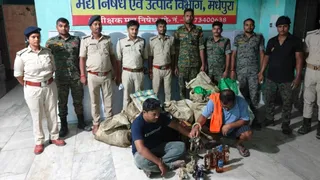 शराब तस्कर पर कार्रवाई। फोटो जागरण