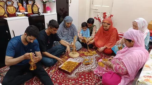 चंबा में मिंजर तैयार करते मिर्जा परिवार के सदस्य। जागरण