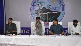 नगर आयुक्त आशीष गंगवार, मेयर संजीव सिंह, विधायक राज सिन्हा और डिप्टी मेयर अरूण चाैहान। (फोटो जागरण)