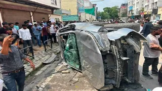 प्रयागराज के सिविल लाइंस स्थित होटल के पास पूर्व सांसद की तोड़ी गई कार। सौ : स्थानीय नागरिक