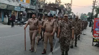 लंढौरा कस्बे में फ्लैग मार्च में शामिल पुलिसबल। विभाग