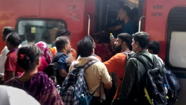 मुड़िया पूर्णिमा मेले में उमड़ी भीड़, एसी कोच में चढ़े यात्री तो चलाई गई विशेष ट्रेनें, गोवर्धन के लिए 600 बसें