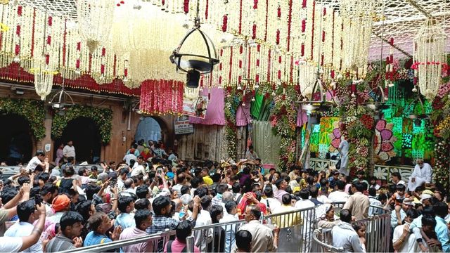 वृंदावन के बांकेबिहारी मंदिर में भीड़ का भारी दबाव, उमस से भक्त हुए बेसुध, दो घंटे में हुए दर्शन