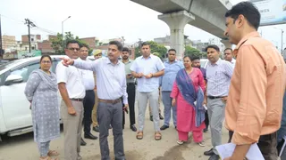 कांवड़ मार्ग का निरीक्षण करते जिलाधिकारी रविंद्र कुमार मांदड़। सौ. प्रशासन