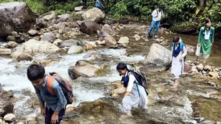 जयहरीखाल प्रखंड के अंतर्गत बिसगढ़ी गदेरे को पार कर स्कूल जाते राइंका थल्दा में अध्ययनरत बच्चे। जागरण