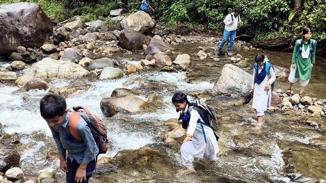 पौड़ी में शिक्षक व छात्र जान जोखिम में डाल पार करते हैं उफनता गदेरा, 3 साल से टूटी है पुलिया