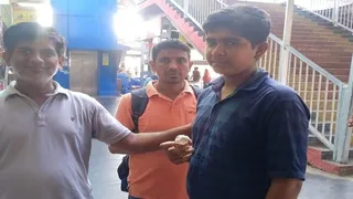 भागलपुर स्टेशन पर गौरव के साथ स्वजन। (फोटो साैजन्य)