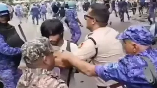 हिंसा के दौरान प्रदर्शनकारी छात्र को बचाते उत्तर पूर्वी अतिरिक्त पुलिस उपायुक्त संदीप लांबा। (वीडियो ग्रैब)