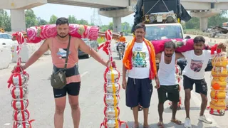 51 लीटर गंगाजल लेकर साथियों के साथ गंतव्य की ओर बढ़ते हापुड़ निवासी निशांत सैनी। जागरण